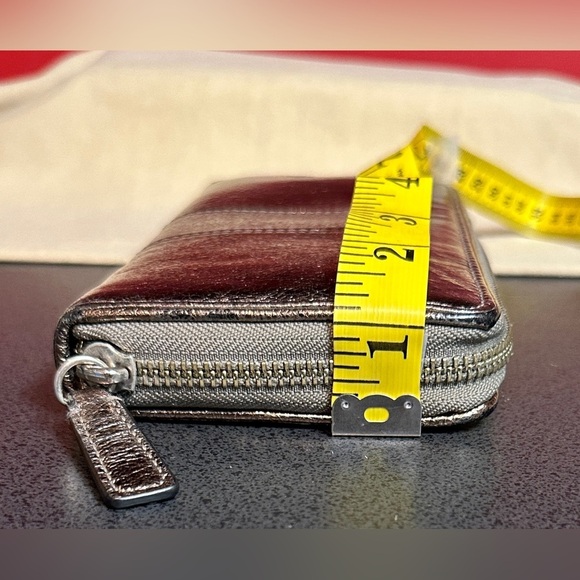 Coach Metallic Leather Zip Around Wallet Large Size Lots of Storage 8”x4”x1” - Picture 6 of 16